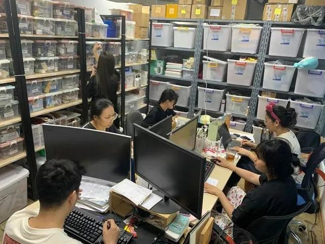 我在越南直播带货：这里年轻人没KPI，月薪三千也敢买买买-越南人用什么直播软件