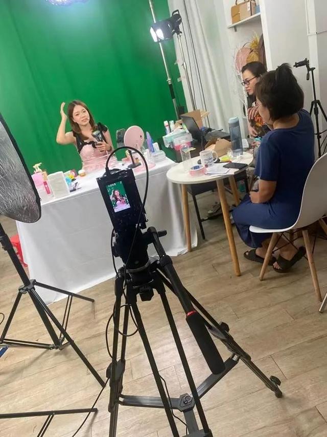 我在越南直播带货：这里年轻人没KPI，月薪三千也敢买买买-越南人用什么直播软件