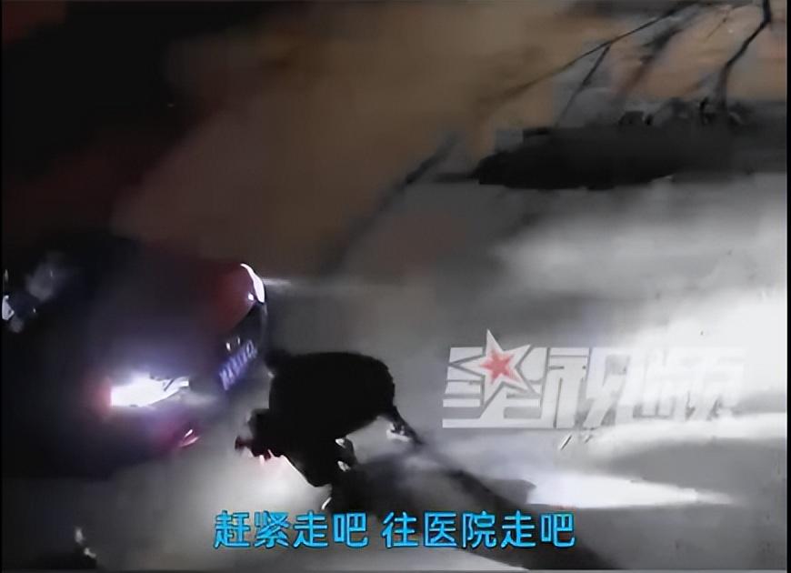 揪心！女子未关车后门，4岁娃下车遭碾压！交通安全这件事可千万别忘……（车门未关女子跳车身亡）