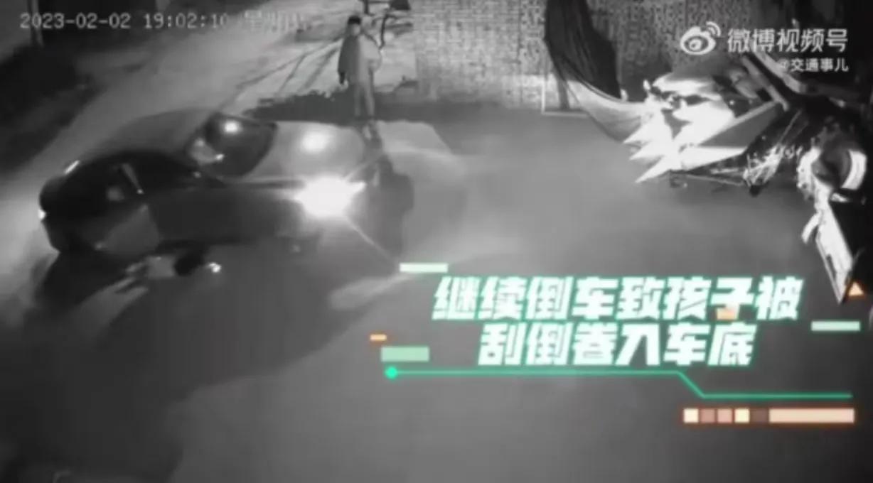 渭南一女子忘关车门，4岁娃下车遭碾压！孩子爆哭家长才发现异常（渭南男孩失踪）