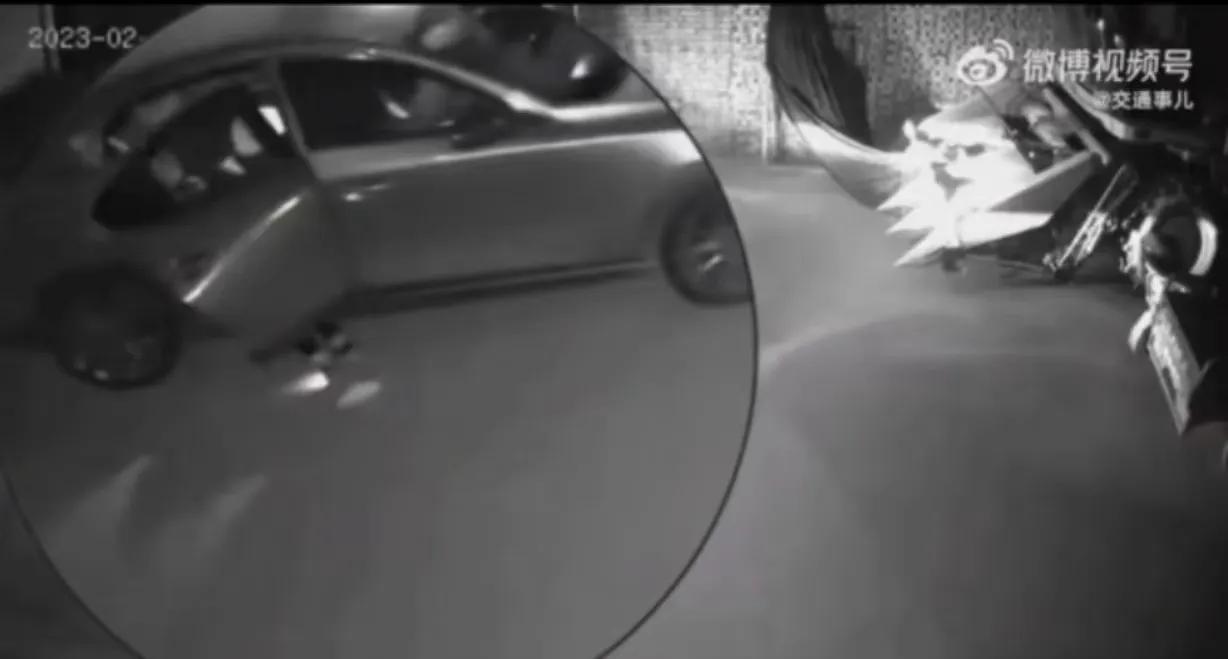 渭南一女子忘关车门，4岁娃下车遭碾压！孩子爆哭家长才发现异常（渭南男孩失踪）