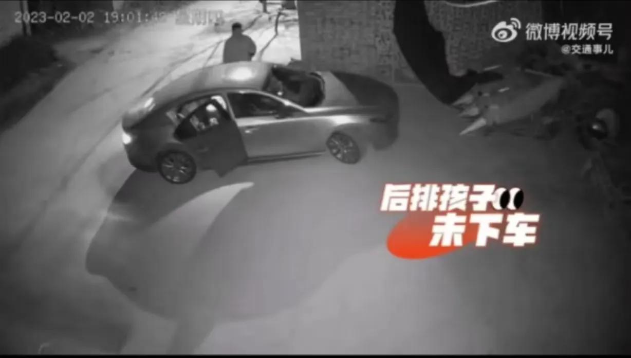 渭南一女子忘关车门，4岁娃下车遭碾压！孩子爆哭家长才发现异常（渭南男孩失踪）