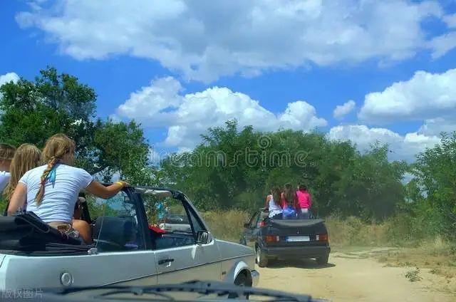 忘关车门4岁娃跑下车遭碾压，家长开车带孩子一定要注意这些事！（小孩子车门夹了手怎么止疼）