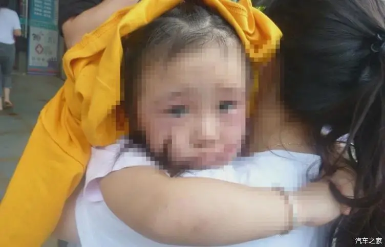 揪心！东莞4岁女童路边嬉戏被车碾压，妈妈正在购物…（东莞6岁小男孩被车碾压离开人世）