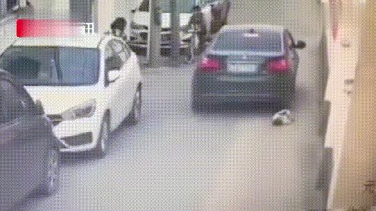 汽车碾压小孩事件：倒霉的司机，可怜的孩子，孩子他妈是亲生的么（汽车碾压小孩事故视频）