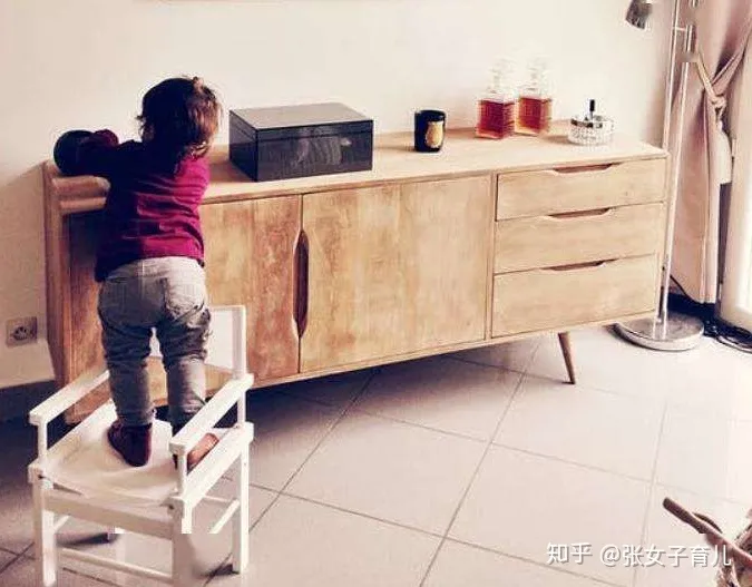 汽车碾压小孩事件：倒霉的司机，可怜的孩子，孩子他妈是亲生的么（汽车碾压小孩事故视频）