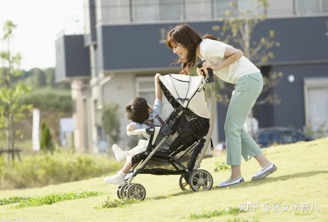 汽车碾压小孩事件：倒霉的司机，可怜的孩子，孩子他妈是亲生的么（汽车碾压小孩事故视频）