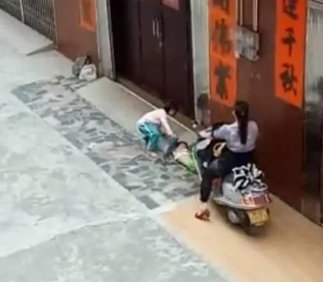 震惊：女子故意驾车碾压女童，天理难容（女子被撞到又故意碾压）