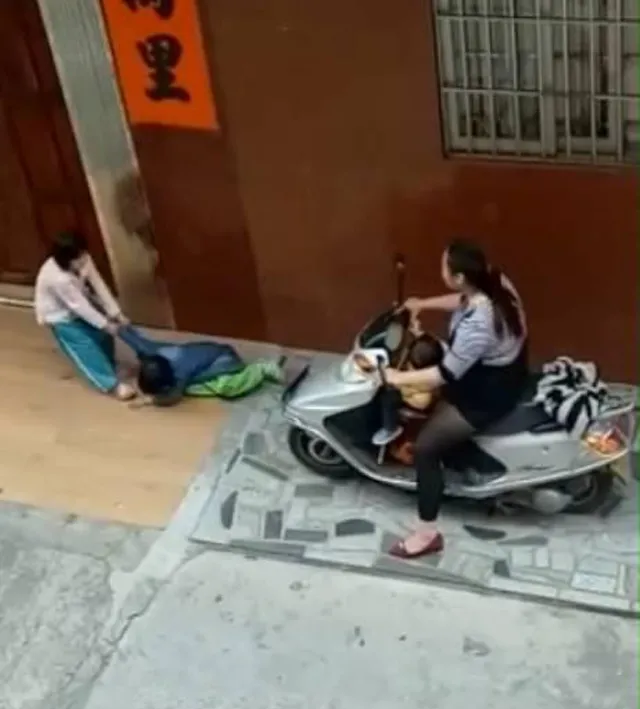 震惊：女子故意驾车碾压女童，天理难容（女子被撞到又故意碾压）