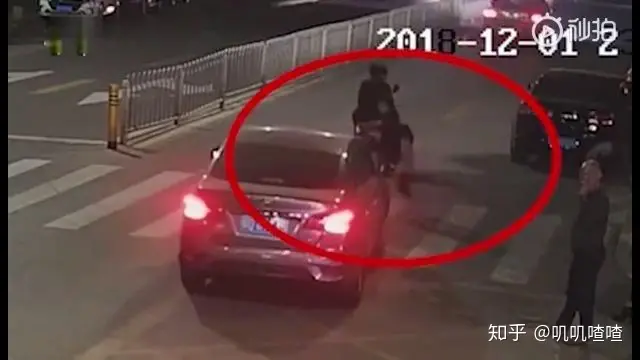 深圳女子带小孩过斑马线，小孩遭车辆碾压致死，到底谁之过？（深圳6岁小女孩过马路被车撞）