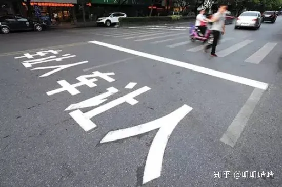 深圳女子带小孩过斑马线，小孩遭车辆碾压致死，到底谁之过？（深圳6岁小女孩过马路被车撞）