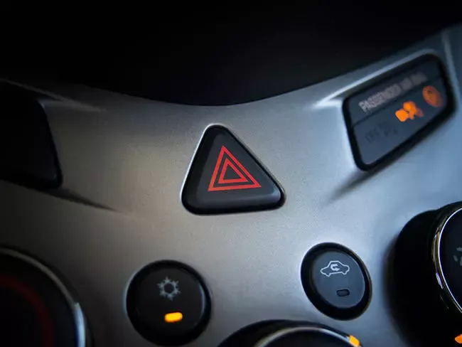 痛心！4岁女童在车内不幸身亡，“凶手”又是它……（小女孩闷死在车里）