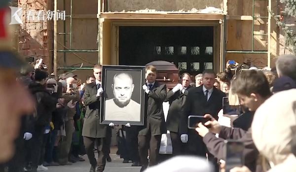 被炸身亡俄战地记者葬礼举行 瓦格纳创始人参加00:15（俄罗斯）