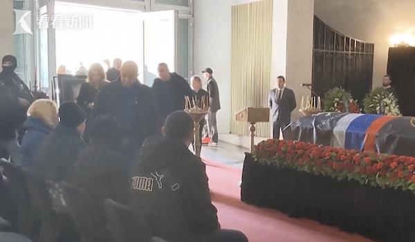 被炸身亡俄战地记者葬礼举行 瓦格纳创始人参加00:15（俄罗斯）