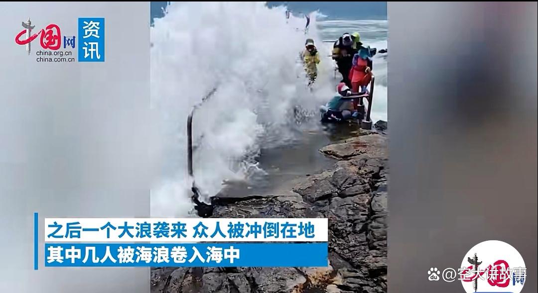 女子因在海边拍照，被卷入海中不幸身亡（女子在海边散步）