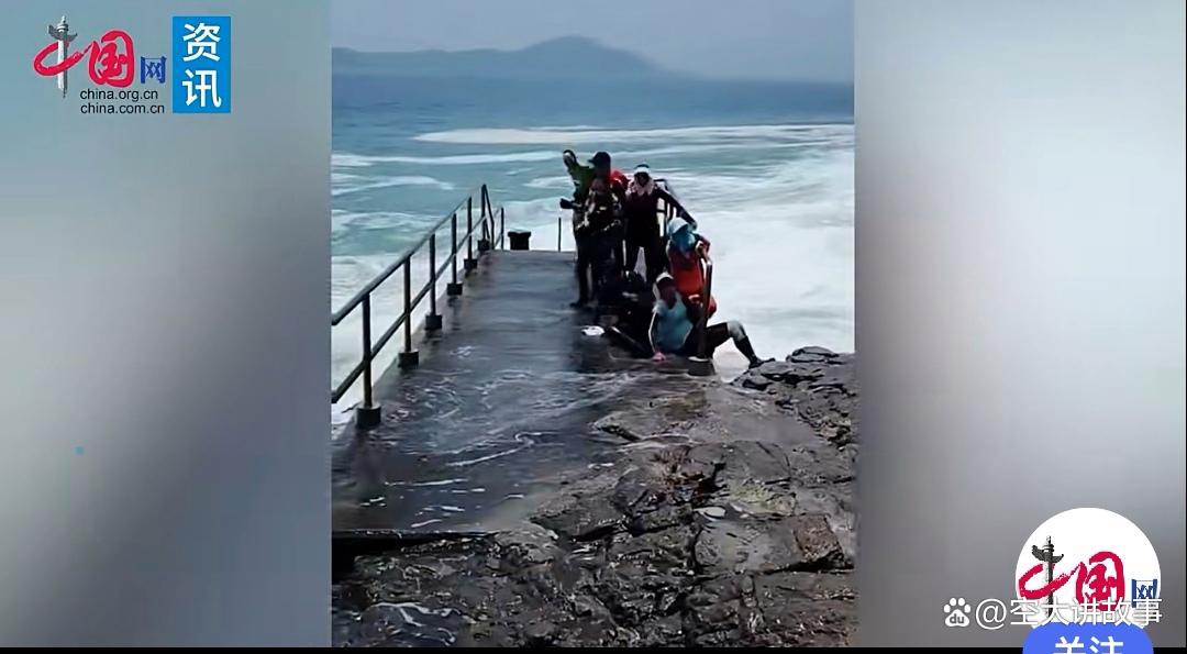 女子因在海边拍照，被卷入海中不幸身亡（女子在海边散步）