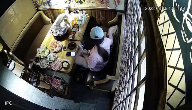 女子吃自助餐5次点餐4万多元？店家起诉：她私自打包应补足餐费 法院回应-自助餐罚款违法吗