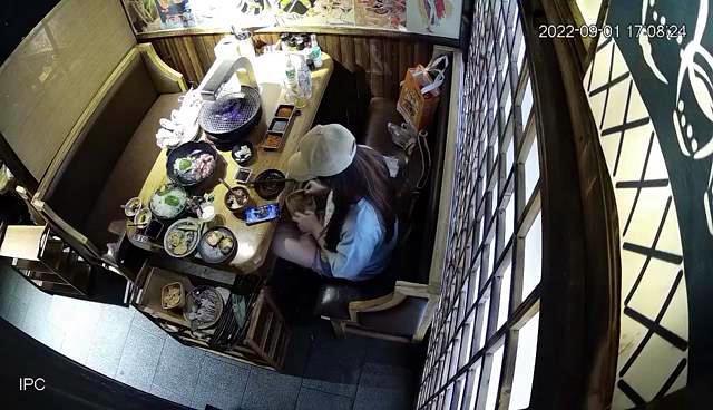 女子吃自助餐5次点餐4万多元？店家起诉：她私自打包应补足餐费 法院回应-自助餐罚款违法吗