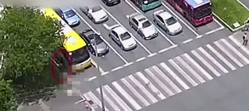 女子瞬间被大车卷入车底！不幸身亡，又跟它有关（杭州一女子卷入车底）