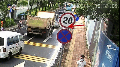 女子瞬间被大车卷入车底！不幸身亡，又跟它有关（杭州一女子卷入车底）