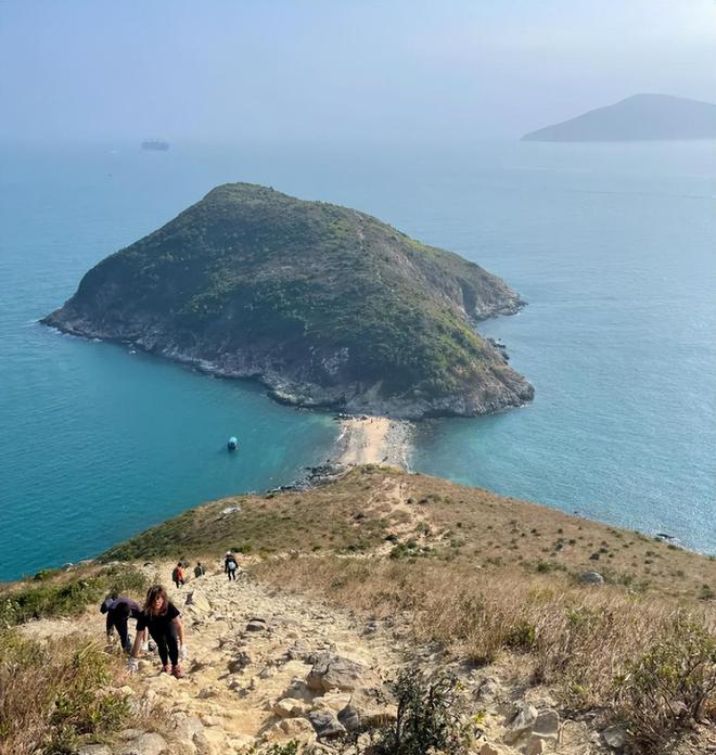 女子为拍照被卷入海中不幸身亡，年仅43岁（女子为拍照被卷入海中身亡）