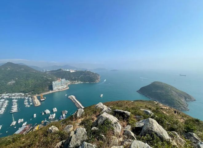 女子为拍照被卷入海中不幸身亡，年仅43岁（女子为拍照被卷入海中身亡）