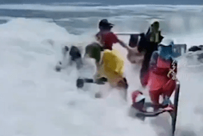 为拍照打卡，43岁女子被卷入海中不幸身亡（被卷入海中）