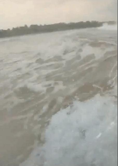 福建漳州:17名游客被卷入大海，11人死亡（福建漳州11人被卷入海水身亡视频曝光）