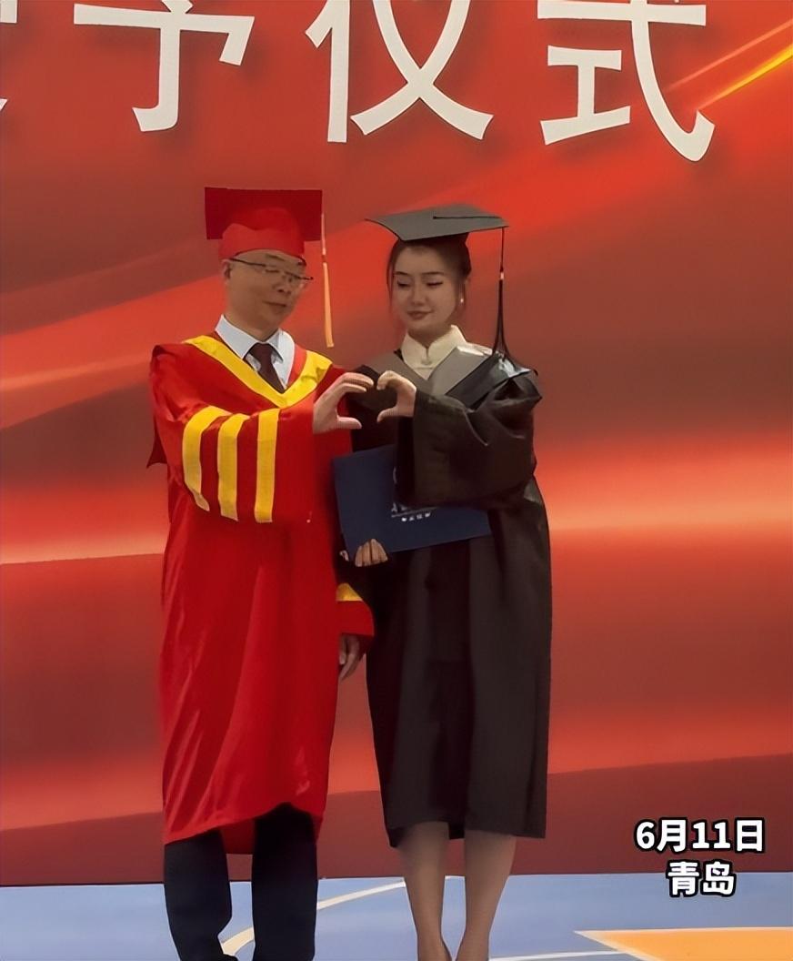 毕业典礼比心时 校长手指被强制掰弯（毕业典礼和校长合影）