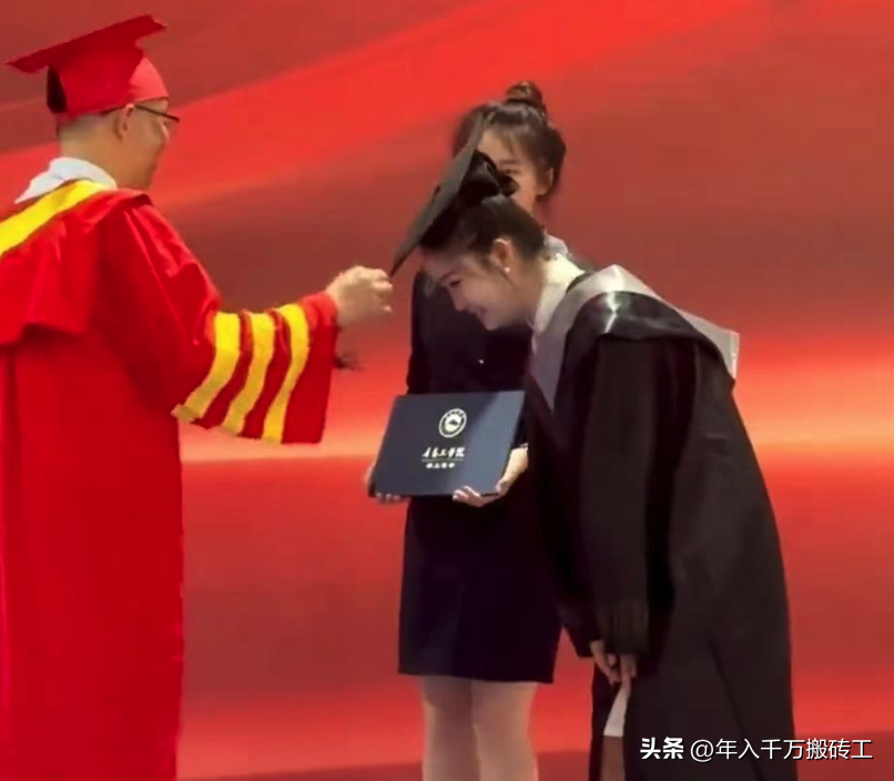 敢掰弯校长手指！这位毕业生无疑是我见过的最"社"的人！