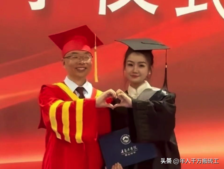 敢掰弯校长手指！这位毕业生无疑是我见过的最"社"的人！