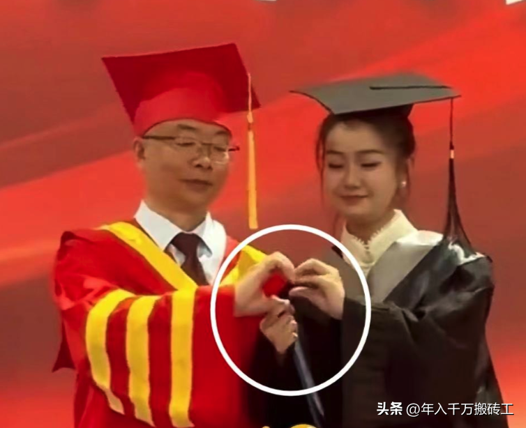 敢掰弯校长手指！这位毕业生无疑是我见过的最"社"的人！