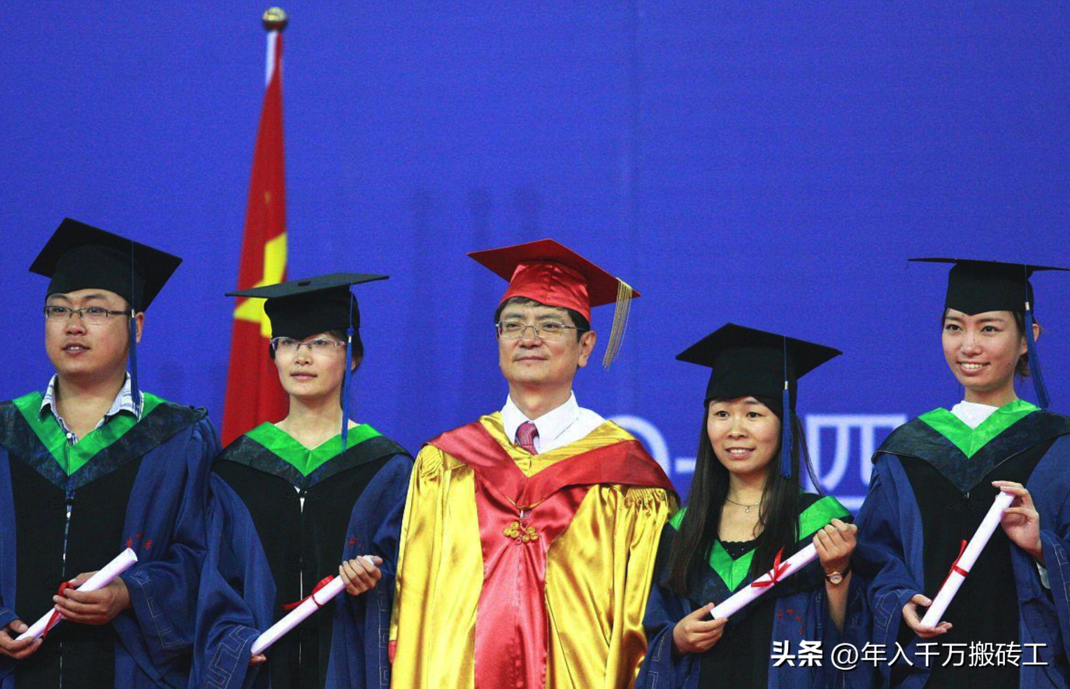 敢掰弯校长手指！这位毕业生无疑是我见过的最"社"的人！