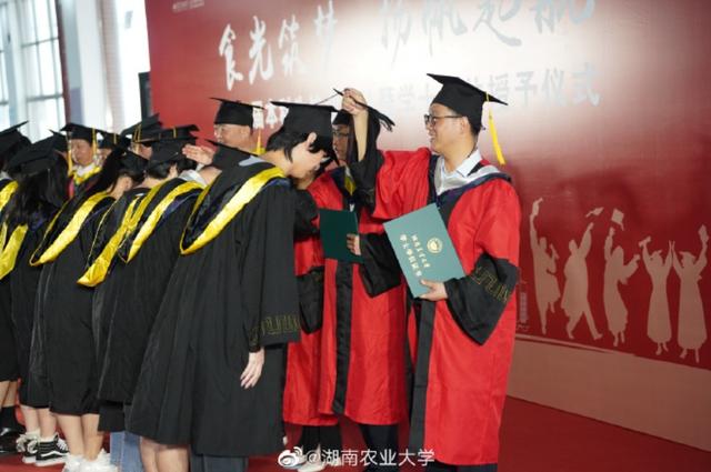 高校毕业典礼名场面：边吃席边毕业，“卧龙凤雏”爆火！（幼儿园毕业典礼食物图片）