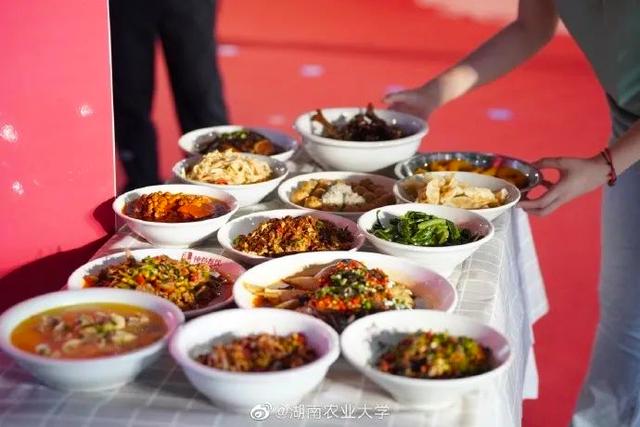 高校毕业典礼名场面：边吃席边毕业，“卧龙凤雏”爆火！（幼儿园毕业典礼食物图片）