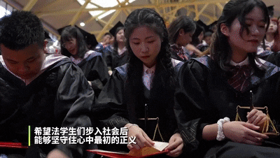 高校毕业典礼名场面：边吃席边毕业，“卧龙凤雏”爆火！（幼儿园毕业典礼食物图片）