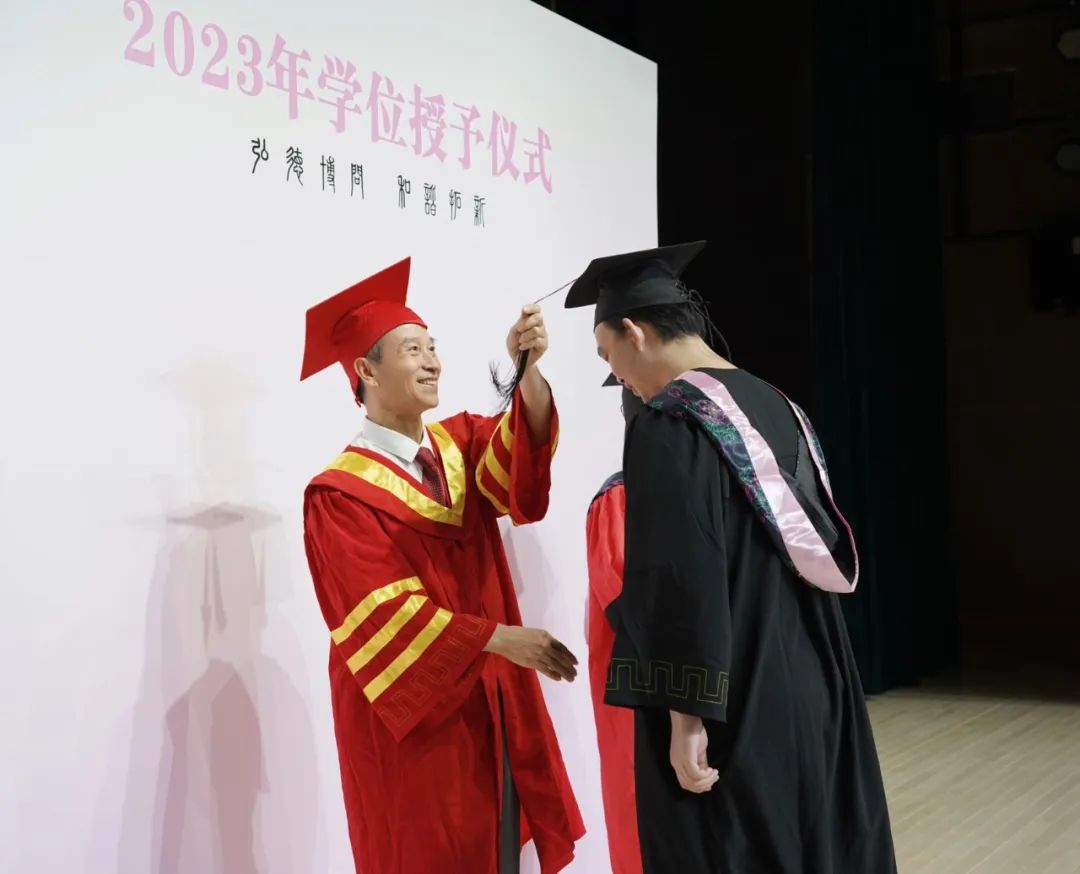 高校毕业典礼名场面：边吃席边毕业，“卧龙凤雏”爆火！（幼儿园毕业典礼食物图片）