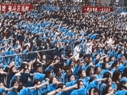 高校毕业典礼名场面：边吃席边毕业，“卧龙凤雏”爆火！（幼儿园毕业典礼食物图片）