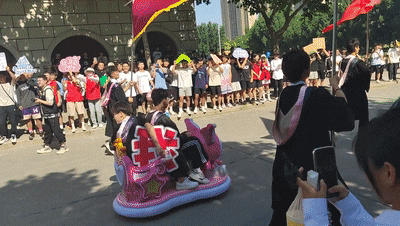 高校毕业典礼名场面：边吃席边毕业，“卧龙凤雏”爆火！（幼儿园毕业典礼食物图片）