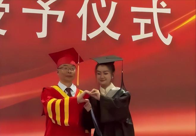 毕业典礼比心时校长手指被强制掰弯，网友：全网也就你敢！（毕业典礼校长致辞主持人串词）