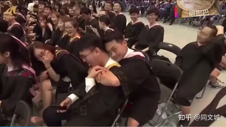 在毕业典礼上“出柜”（在毕业典礼那天英语）