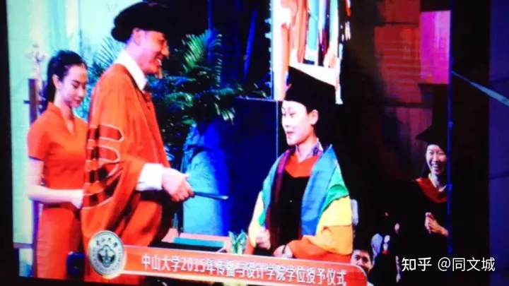 在毕业典礼上“出柜”（在毕业典礼那天英语）