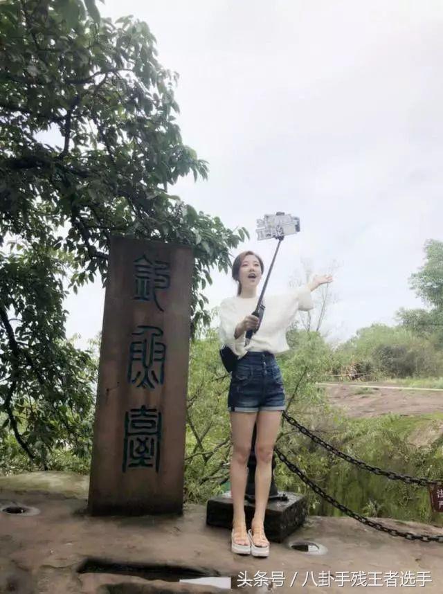 冯提莫参加“乡村振兴”公益直播，网友：这一波打call刷爆！-网红冯提莫仙花碎裙图片