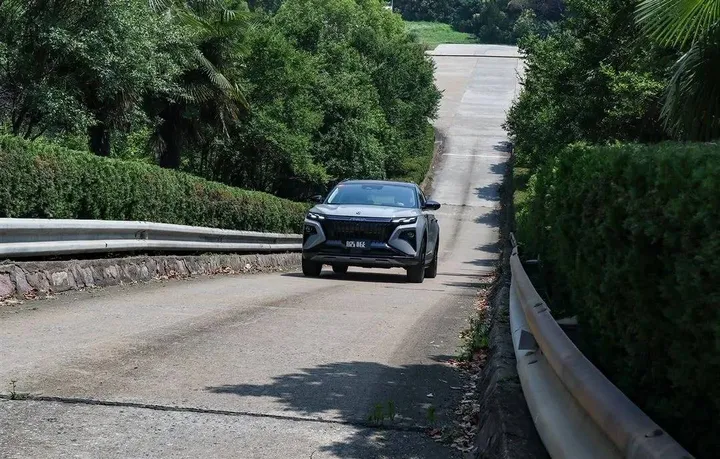 试驾官 | 评测东风风神皓极，真有实力还是徒有其表？-东风风神炫酷多少钱