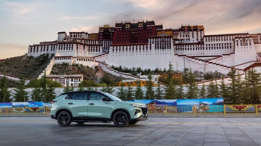 试驾东风风神皓极--13万级高端SUV见证40万级越级实力-东风风神ax7油耗多少钱一公里