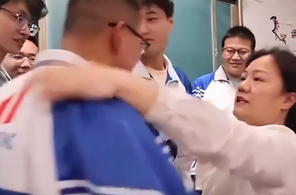 高三师生的双向奔赴太戳了——网友：这一定是一位好老师-双向奔赴?