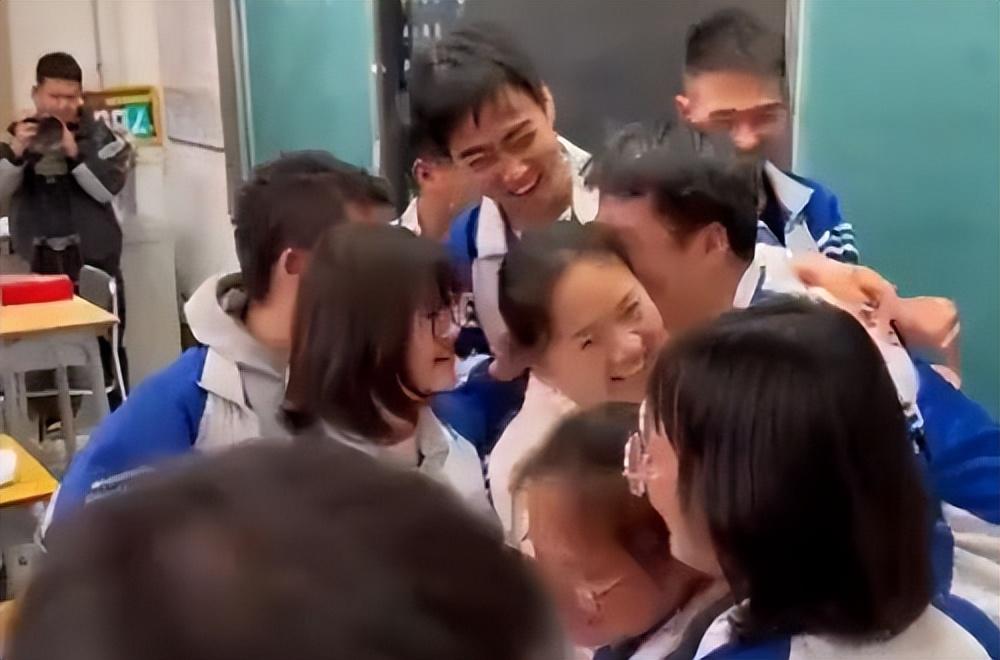 高三师生的双向奔赴太戳了——网友：这一定是一位好老师-双向奔赴?