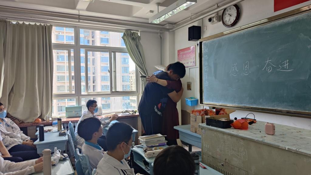 一声“妈”，胜万金！最后一课，青岛一中这群高三生别样谢师恩-青岛一中学校图片高清