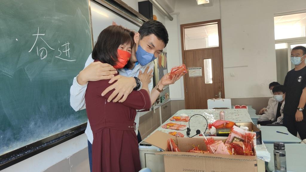 一声“妈”，胜万金！最后一课，青岛一中这群高三生别样谢师恩-青岛一中学校图片高清