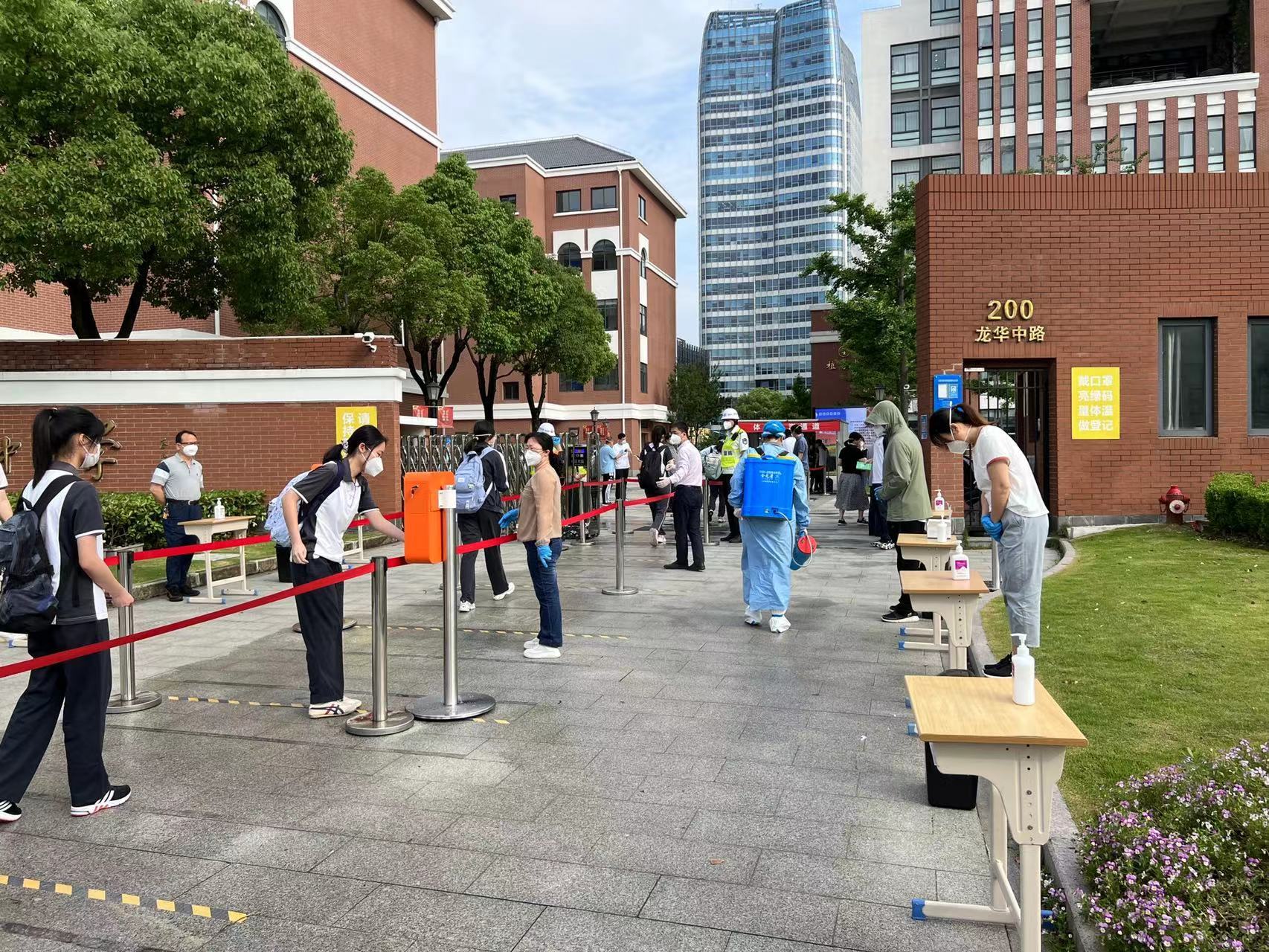 初夏校园重现勃勃生机！上海高二高三学生今天复学，师生们的双向奔赴有趣有爱-上海高三开学时间2020下半年